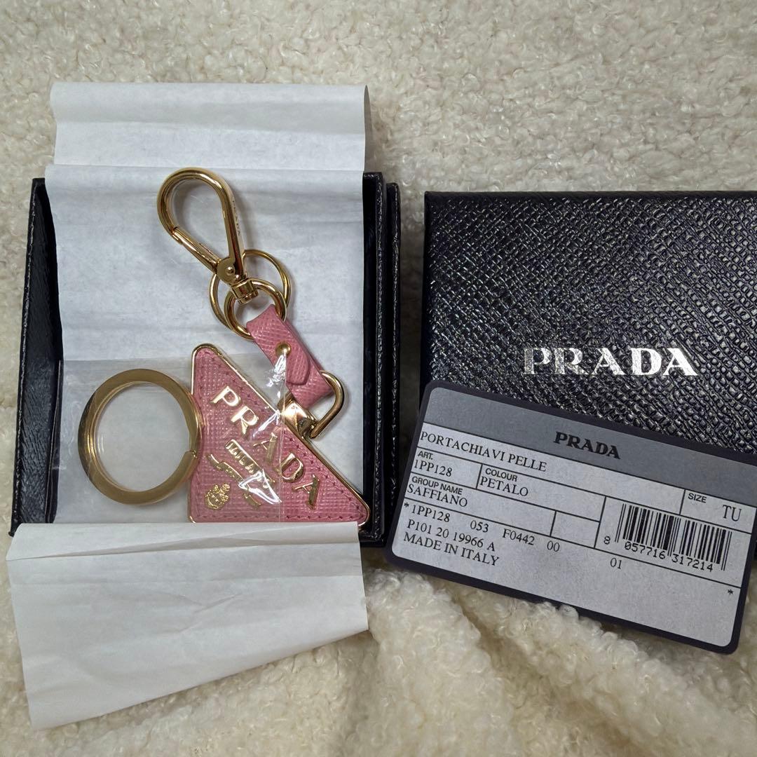 PRADA ピンクトライアングルキーホルダー