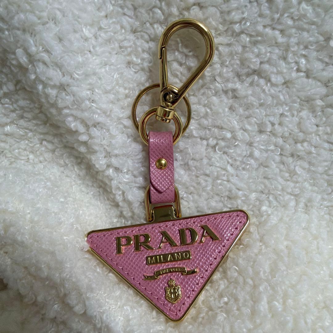 PRADA ピンクトライアングルキーホルダー