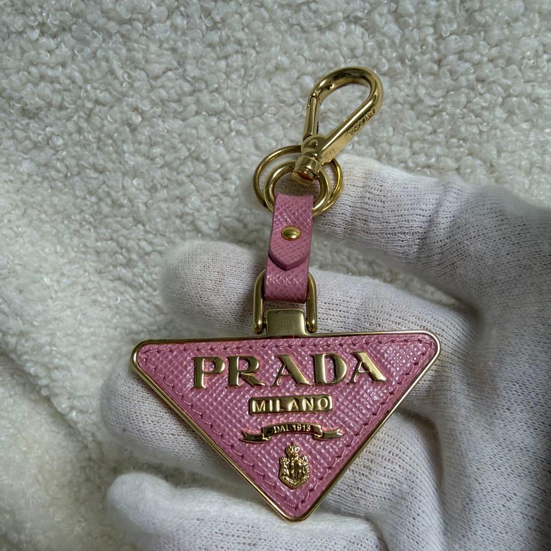 PRADA ピンクトライアングルキーホルダー