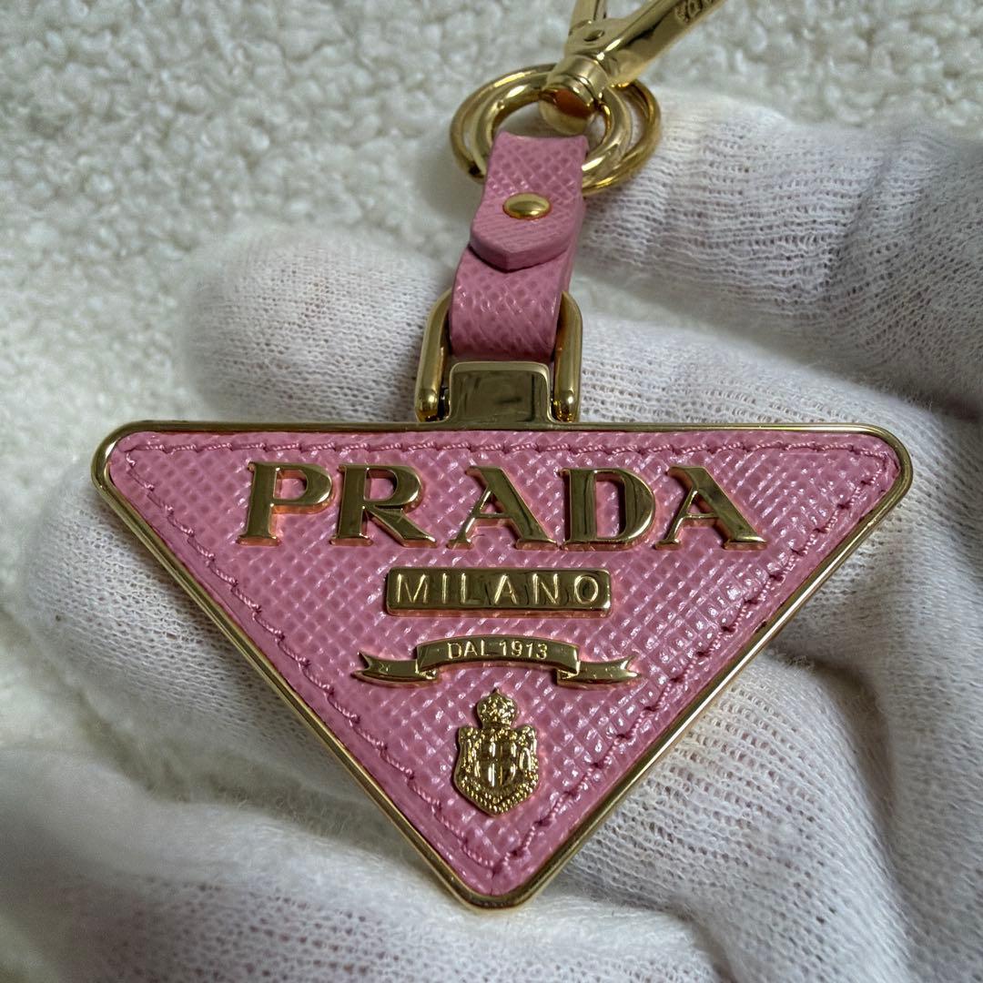 PRADA ピンクトライアングルキーホルダー