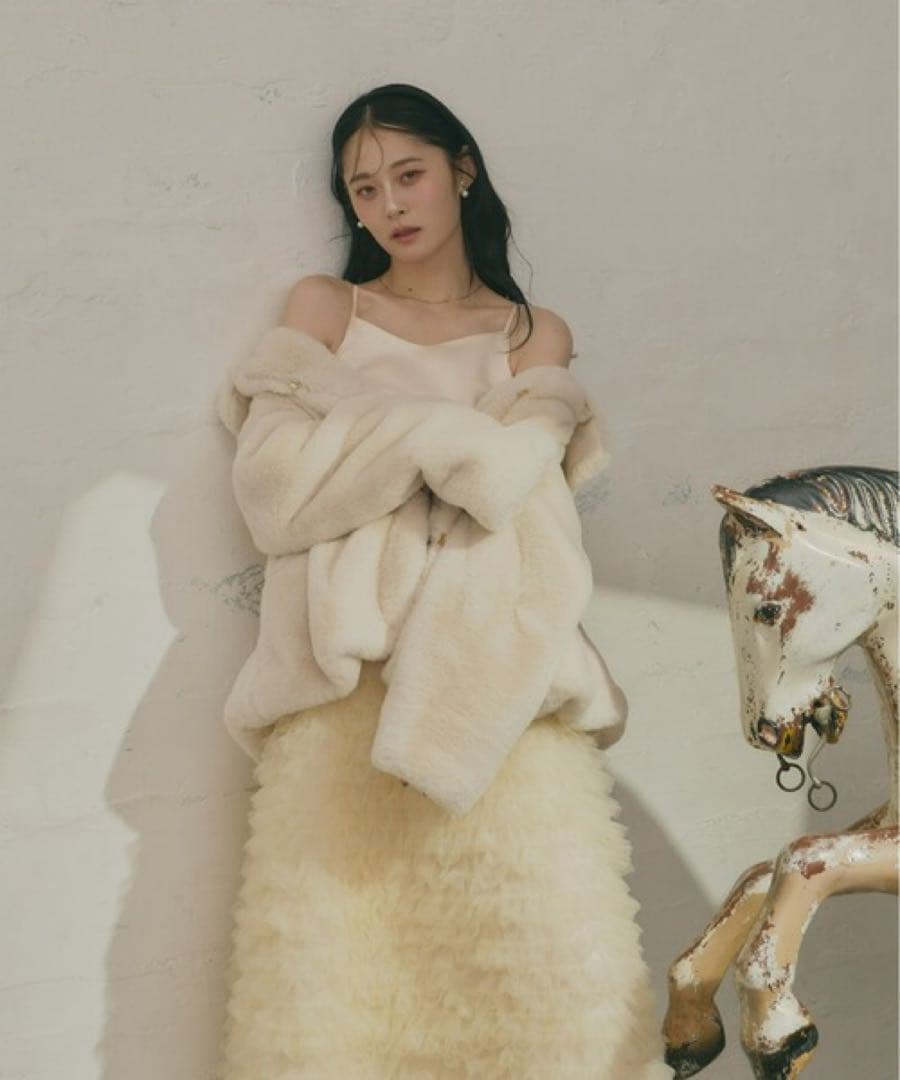 まつり　olu. フラッフィーラウンドカラーペプラムファーコート