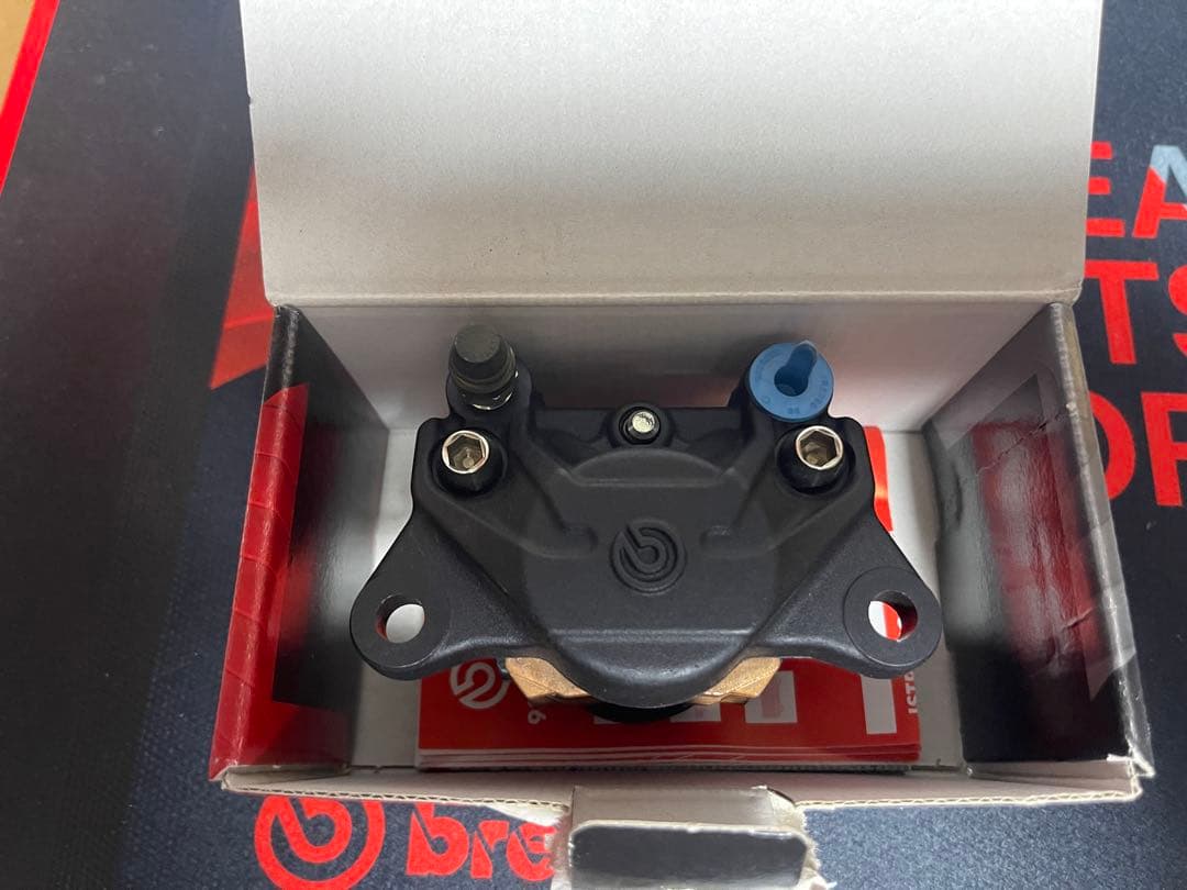 Brembo ブレーキキャリパー 新品 黒　84mm