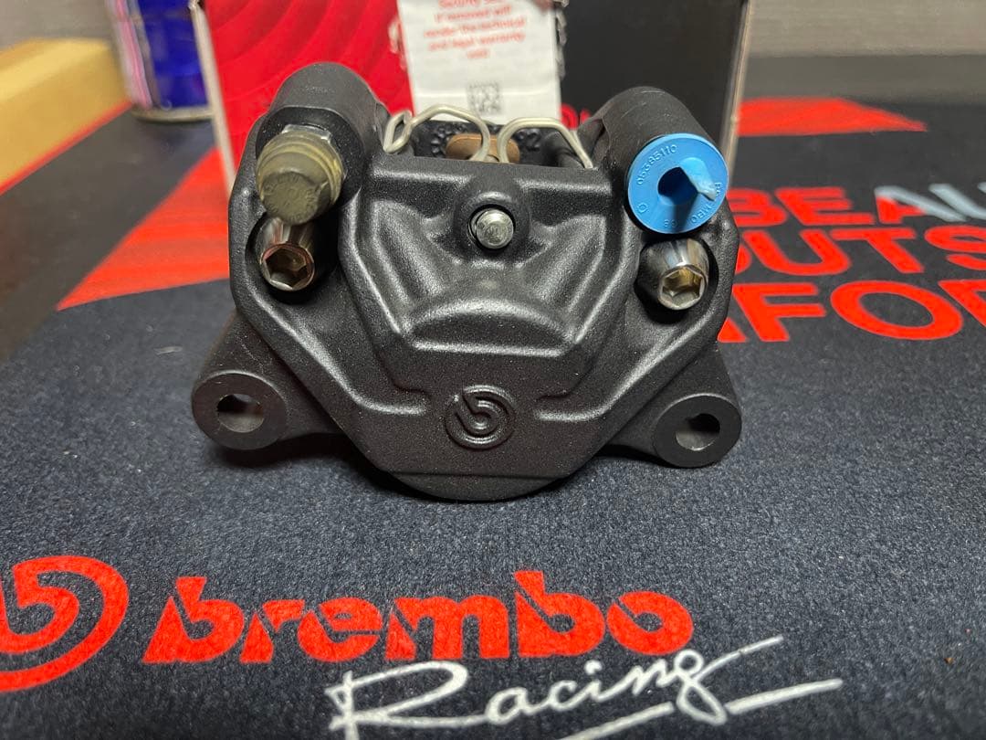 Brembo ブレーキキャリパー 新品 黒　84mm