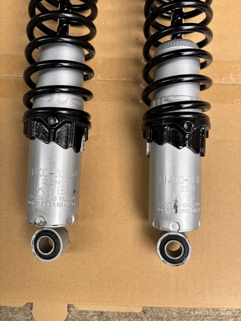 KYB TGS325 リアショック　リアサス