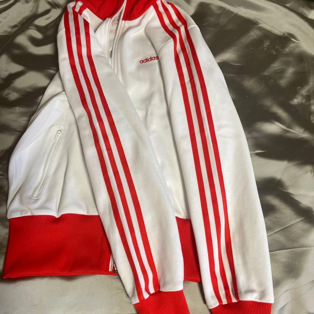 アディダス　ジャージ　超人気　ホワイト　レッド　　未使用に近い美品　M