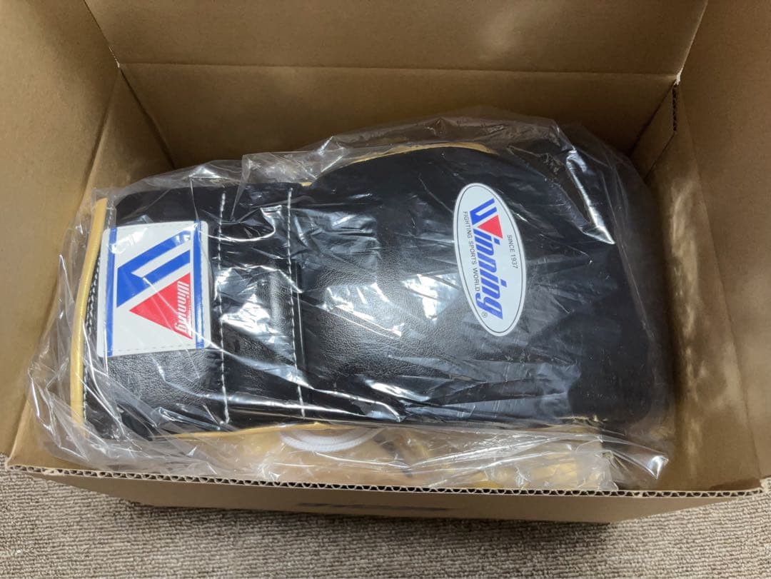 ウイニング　ボクシンググローブ　16oz 紐式　黒　ゴールド