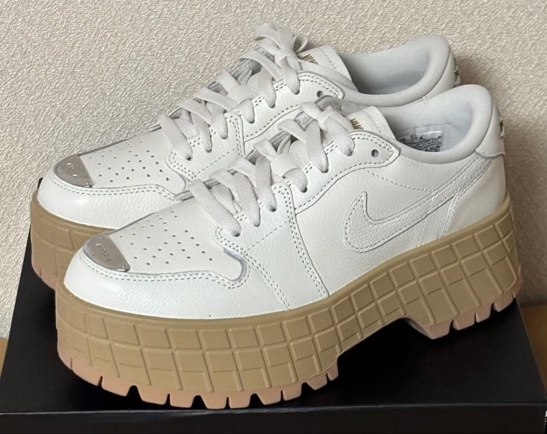 新品　ナイキ エア ジョーダン1 ブルックリン ローセイル厚底 白ベージュ 新品