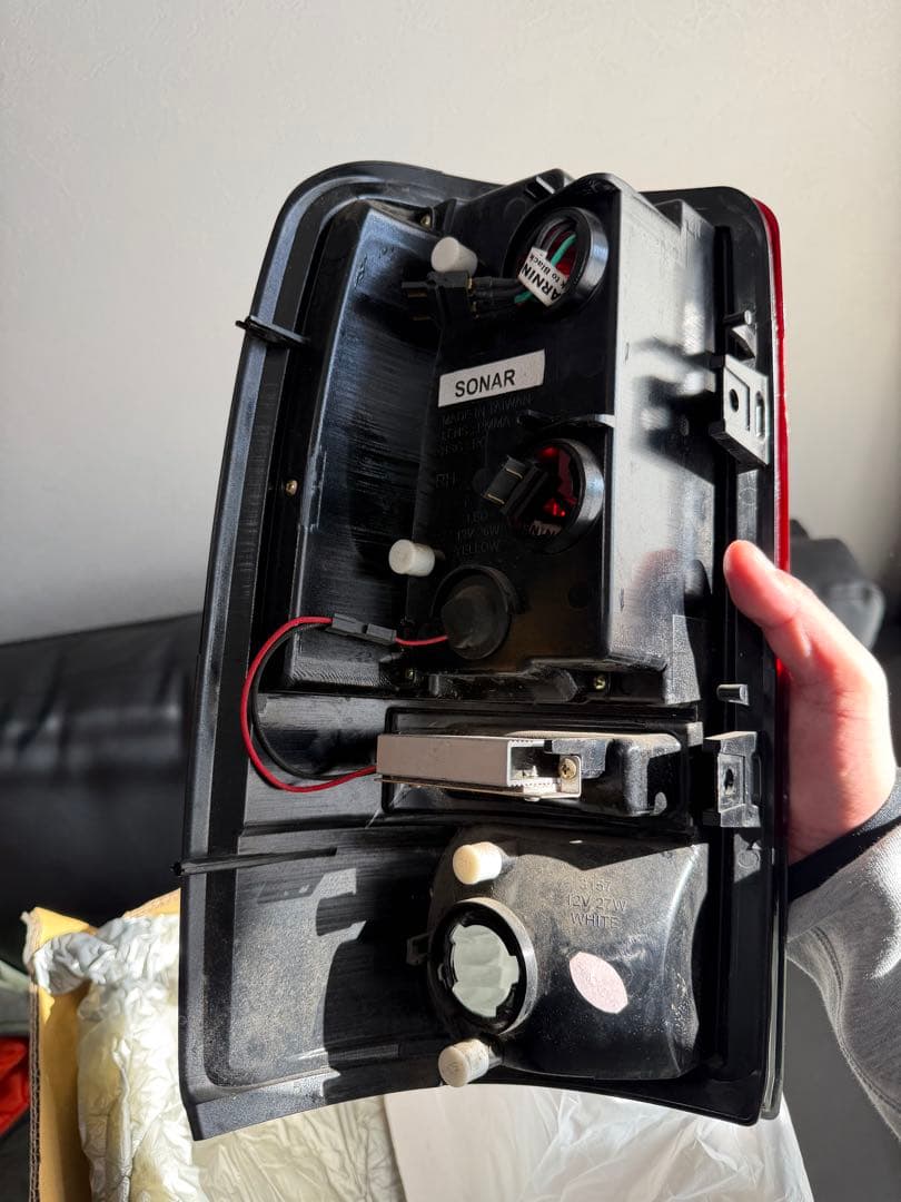 00-06シボレー・タホ、サバーバン レッドスモークテールレンズランプ