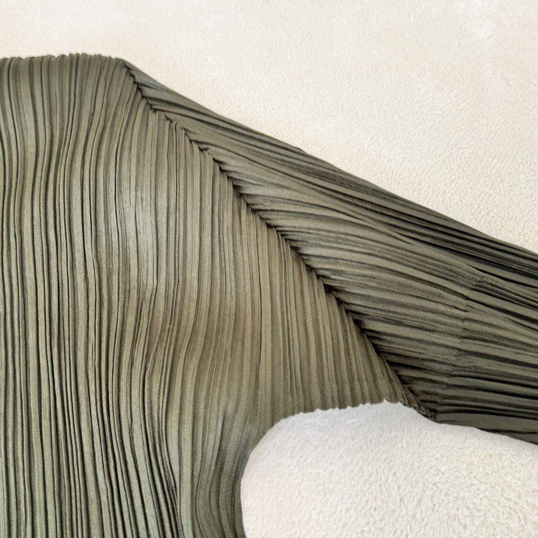 極美品✨PLEATS PLEASE 斜めプリーツ　カーキ　長袖　トップス　変形