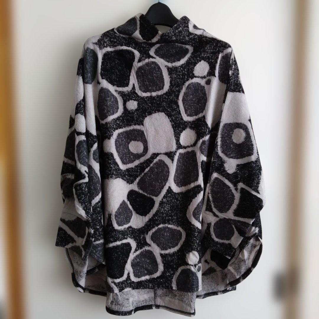 【新品】FUGAFUGA　黒と薄いグレー色の抽象模様 長袖チュニック　F