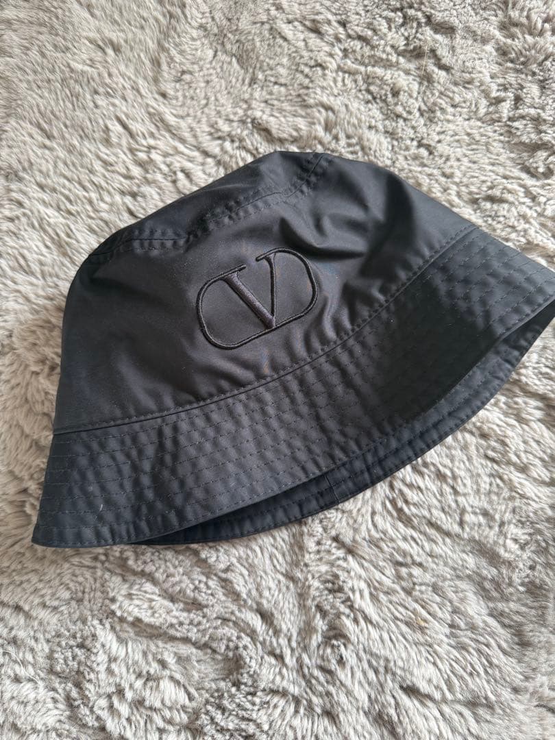 ヴァレンティノガラヴァーニバケットハット