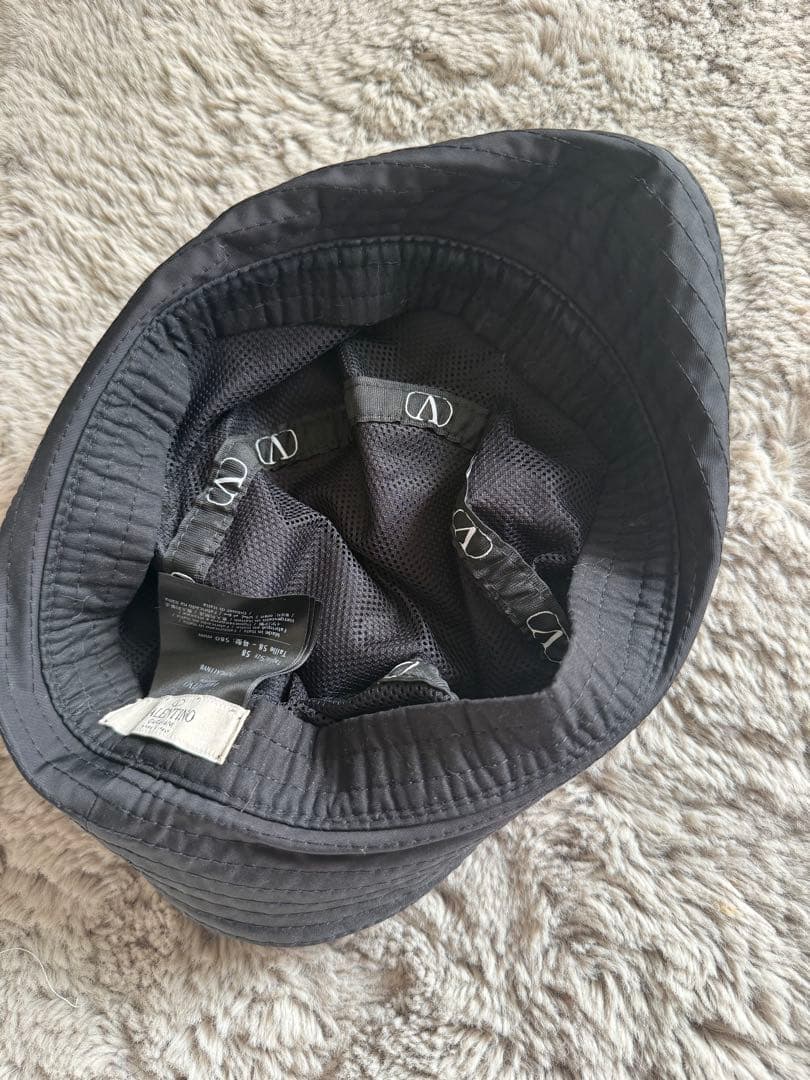 ヴァレンティノガラヴァーニバケットハット