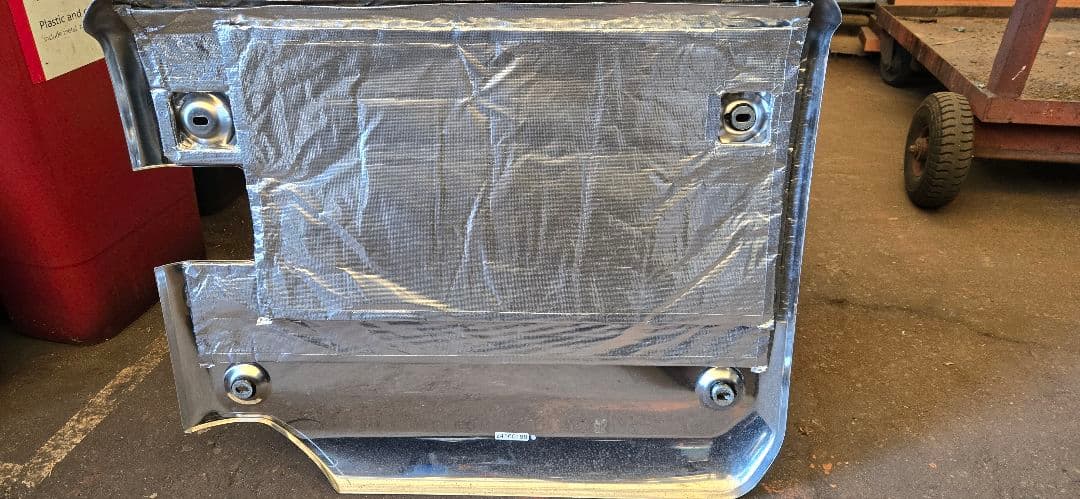 UD クオン マフラーカバー ステップ付属