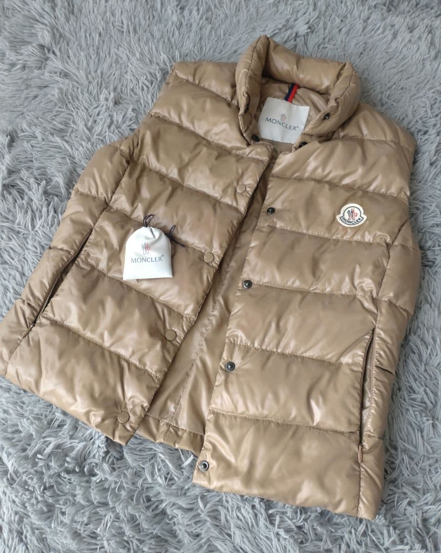✨MONCLER✨ベスト/ワッペン/高級/ベージュ/予備ボタン付き/S
