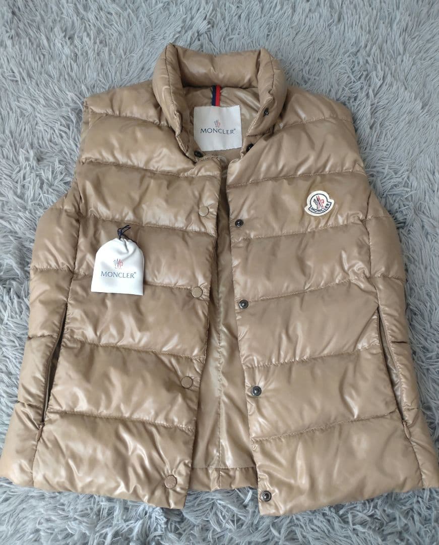 ✨MONCLER✨ベスト/ワッペン/高級/ベージュ/予備ボタン付き/S