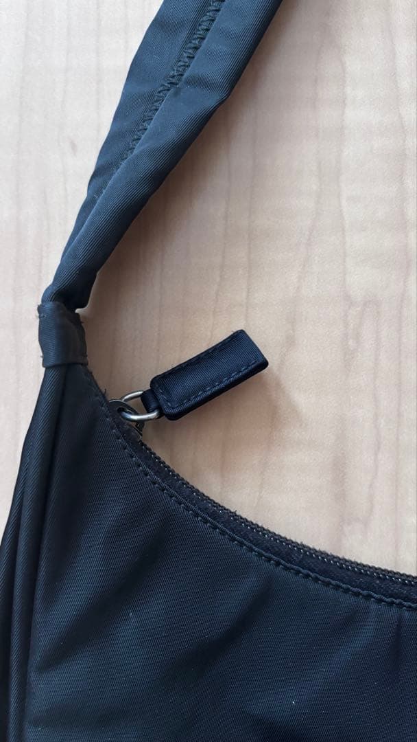 【美品】プラダ ワンショルダーバッグ ハーフムーン　ブラック