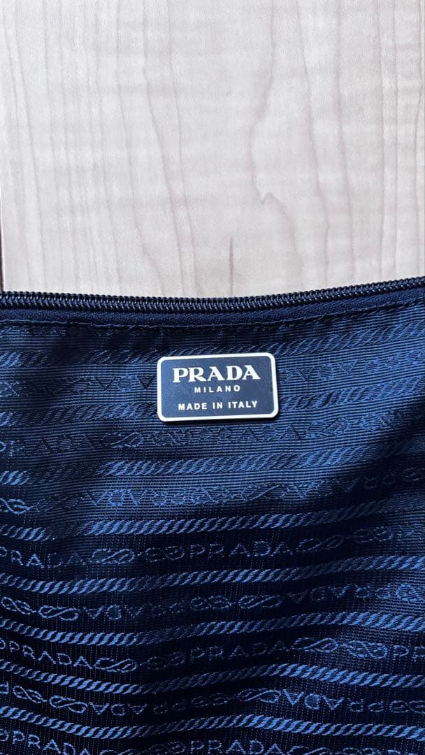 【美品】プラダ ワンショルダーバッグ ハーフムーン　ブラック