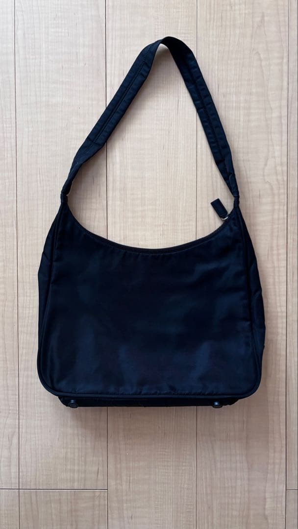 【美品】プラダ ワンショルダーバッグ ハーフムーン　ブラック
