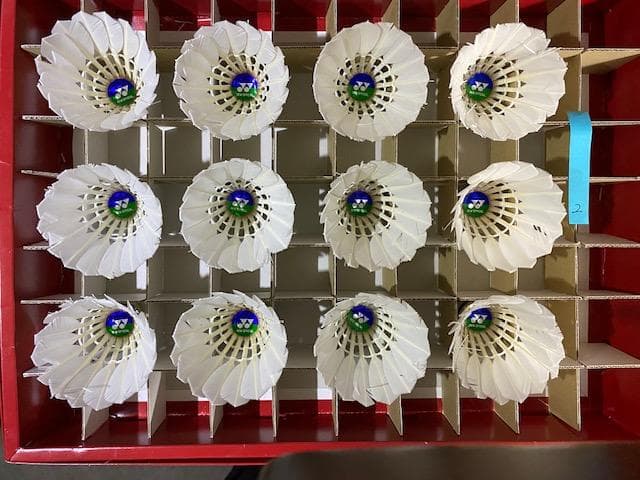 ①中古YONEXシャトルコック（ニューオフィシャル）