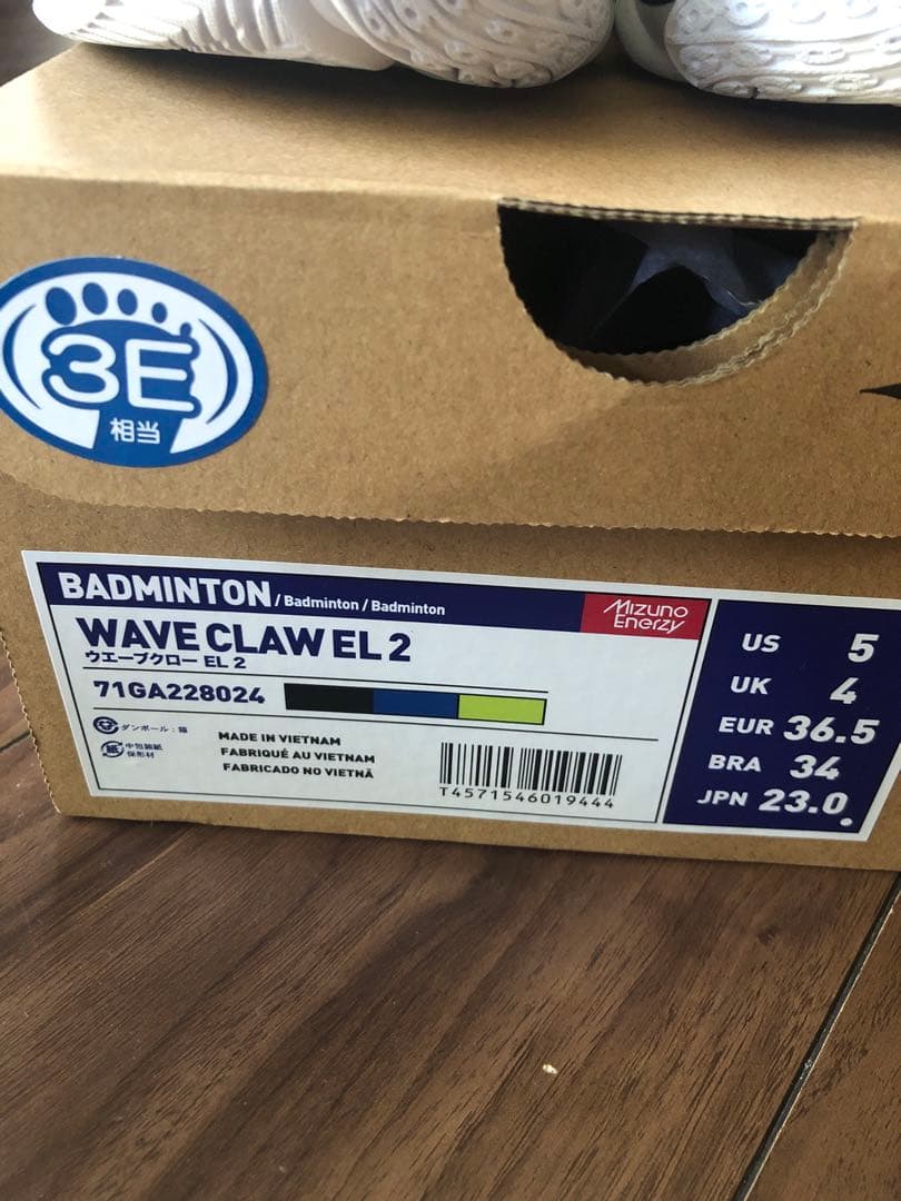 ミズノ　新品未使用　シューズ　バドミントン　23センチ