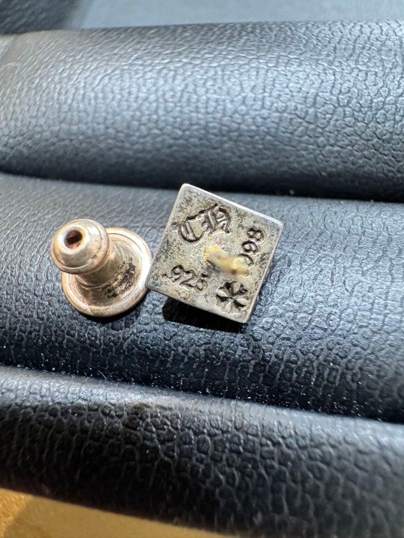 早い者勝ち！CHROME HEARTS STUD PYRAMID