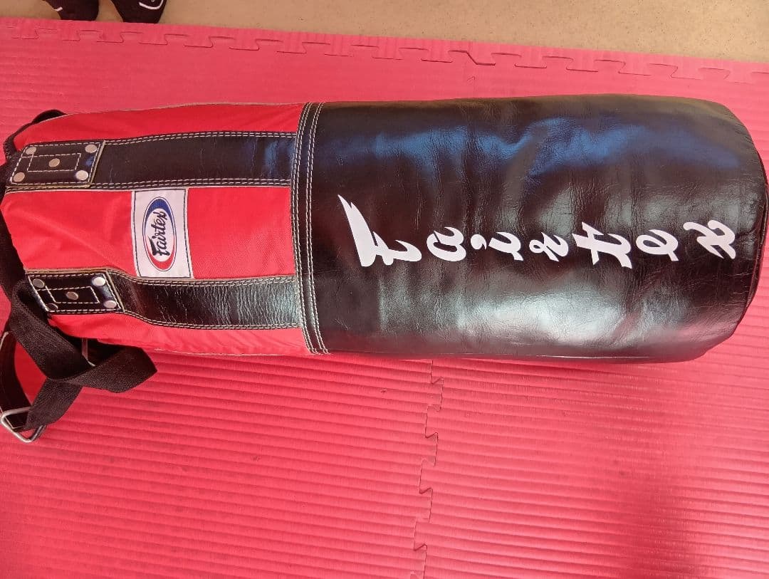タイの老舗格闘技ブランド「Fairtex (フェアテックス)」製のサンドバッグ