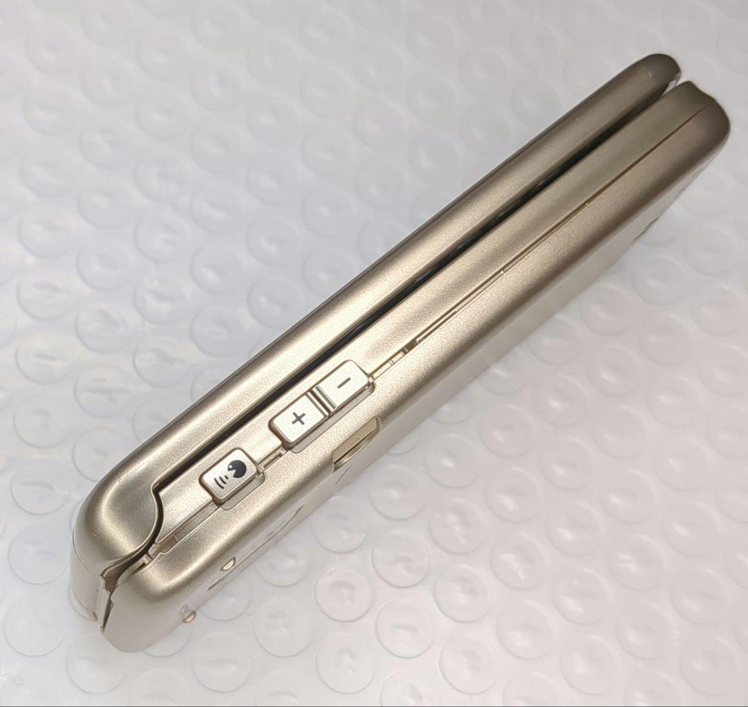 美品 docomo F-02J ゴールド らくらくフォン