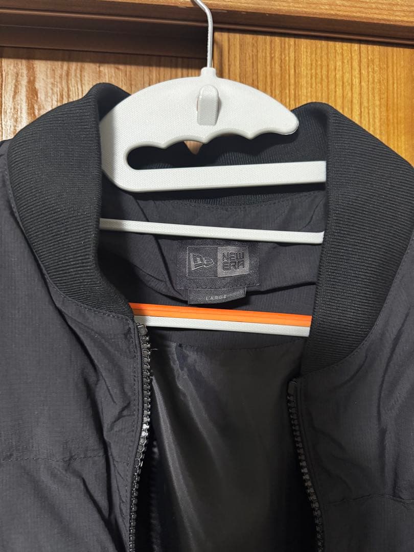 new era(ニューエラ)ノーカラーブルゾン BLACK LABEL FW25