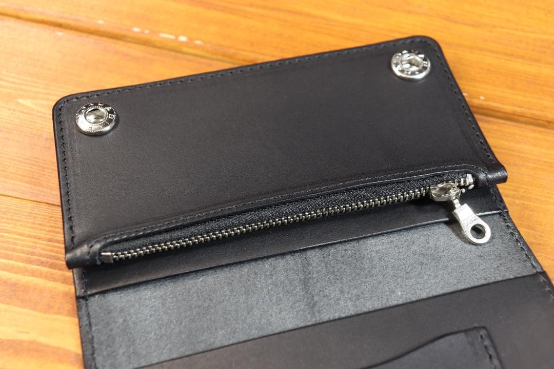 【即納商品】スタッズ ミドルウォレット 革黒 糸黒 栃木レザー使用