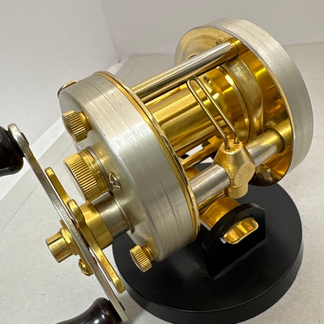 道楽マツモトーイＡ-20ベイトリール ゴールド/シルバー 収納袋付き