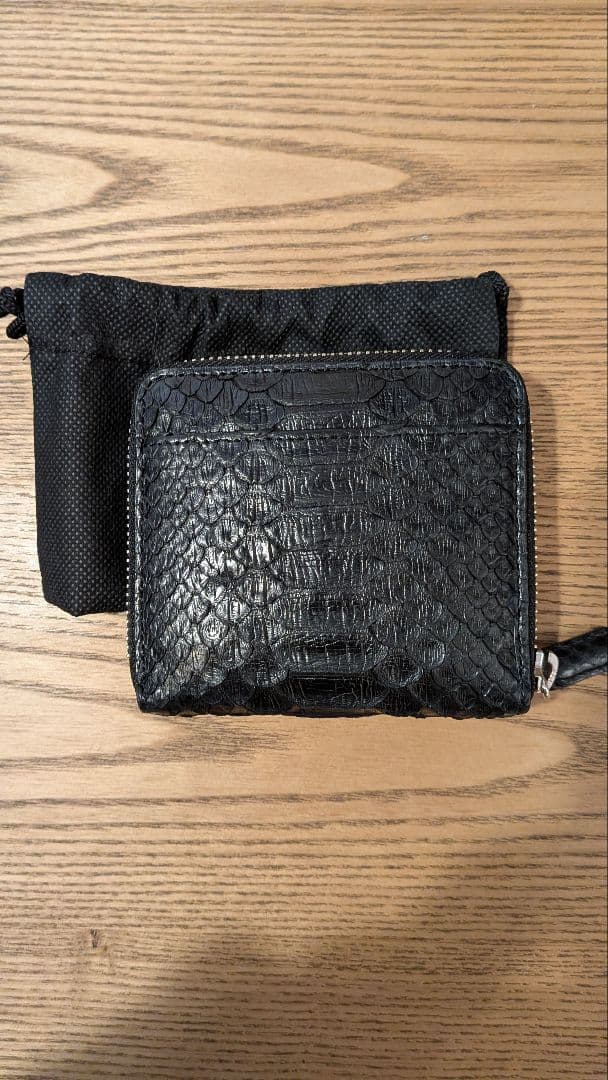 【美品】パイソン　二つ折り財布　ファスナー　黒　箱付　高級感　おしゃれ