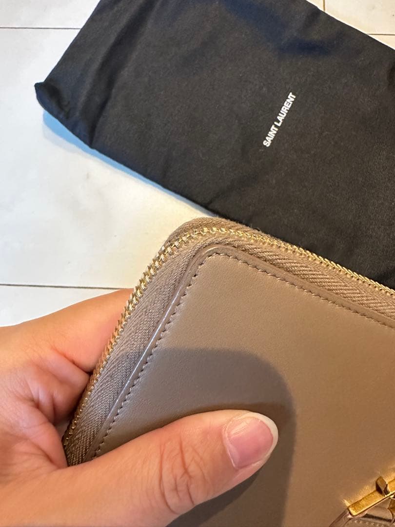 SAINT LAURENT ベージュレザー長財布 保存袋付き