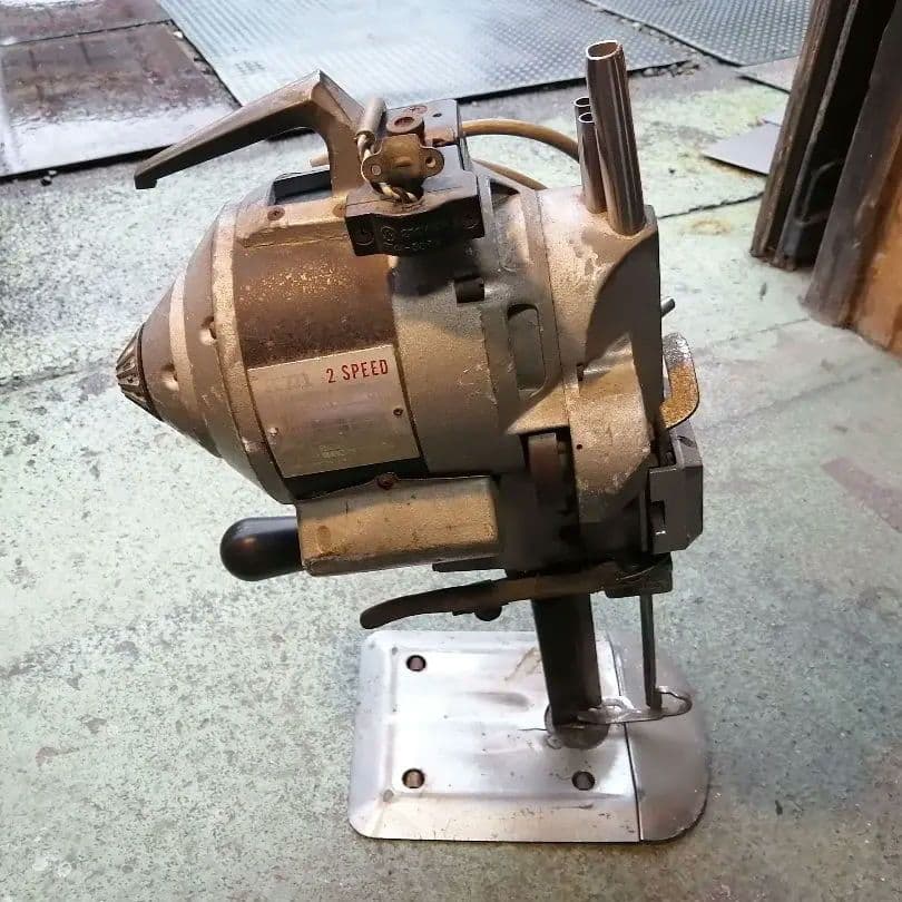 KM裁断機 100v 裁断機 衣類切断 立刃式裁断機 手渡し可能