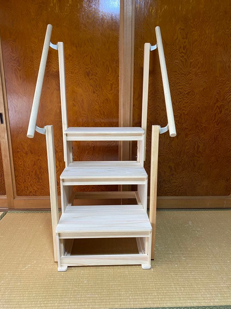 Yaskuro様限定の、手摺り付き3段の踏み台です。