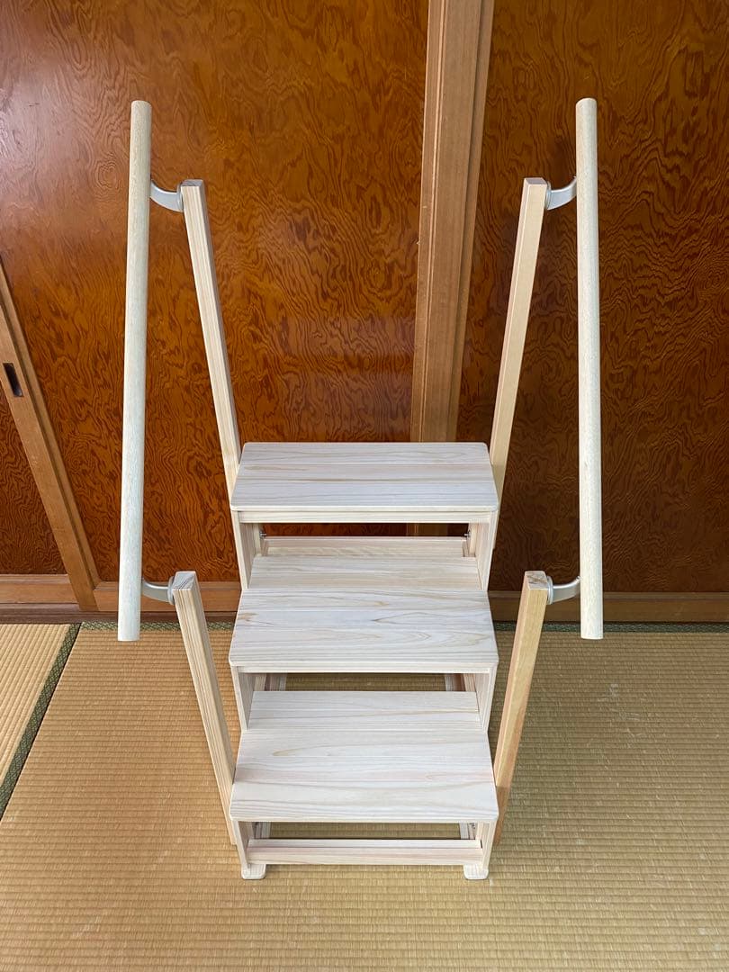 Yaskuro様限定の、手摺り付き3段の踏み台です。