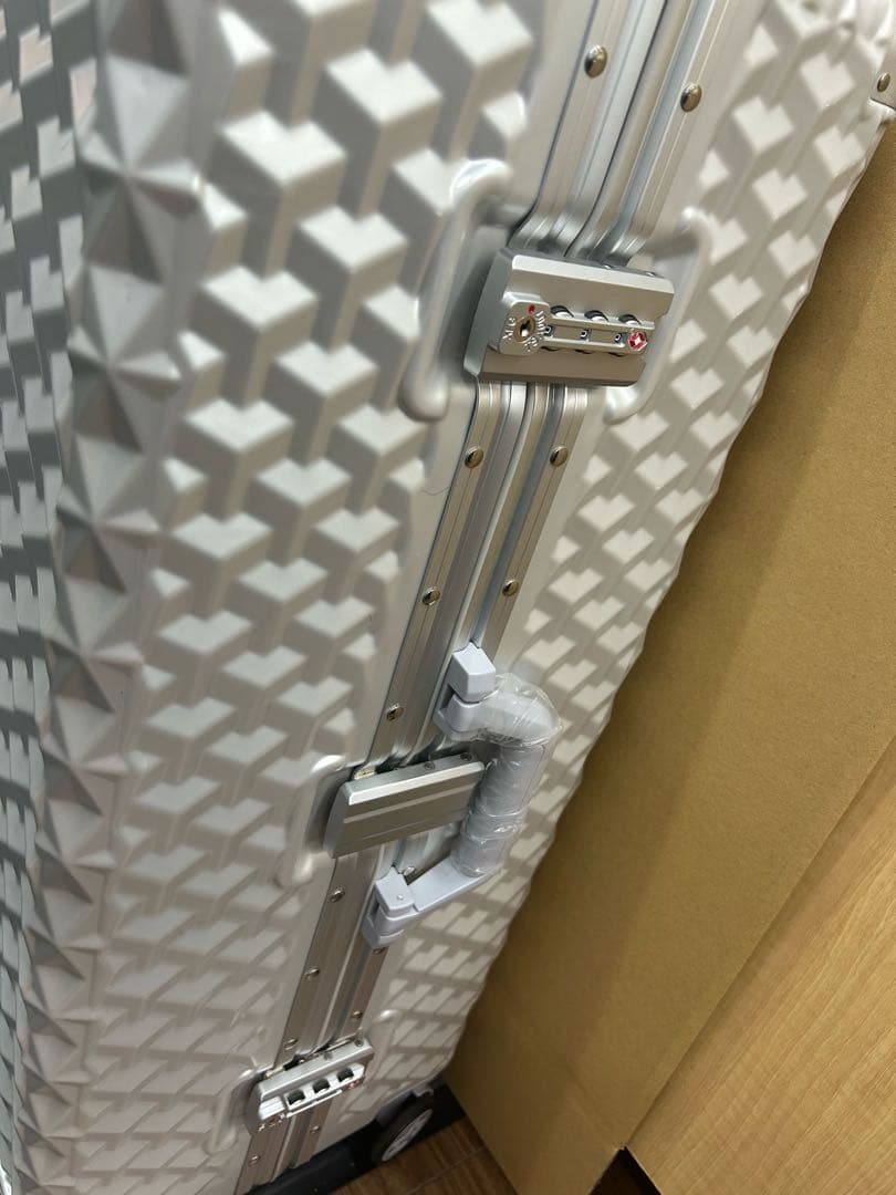 アルミフレーム　TSAロック付き 24インチ スーツケース