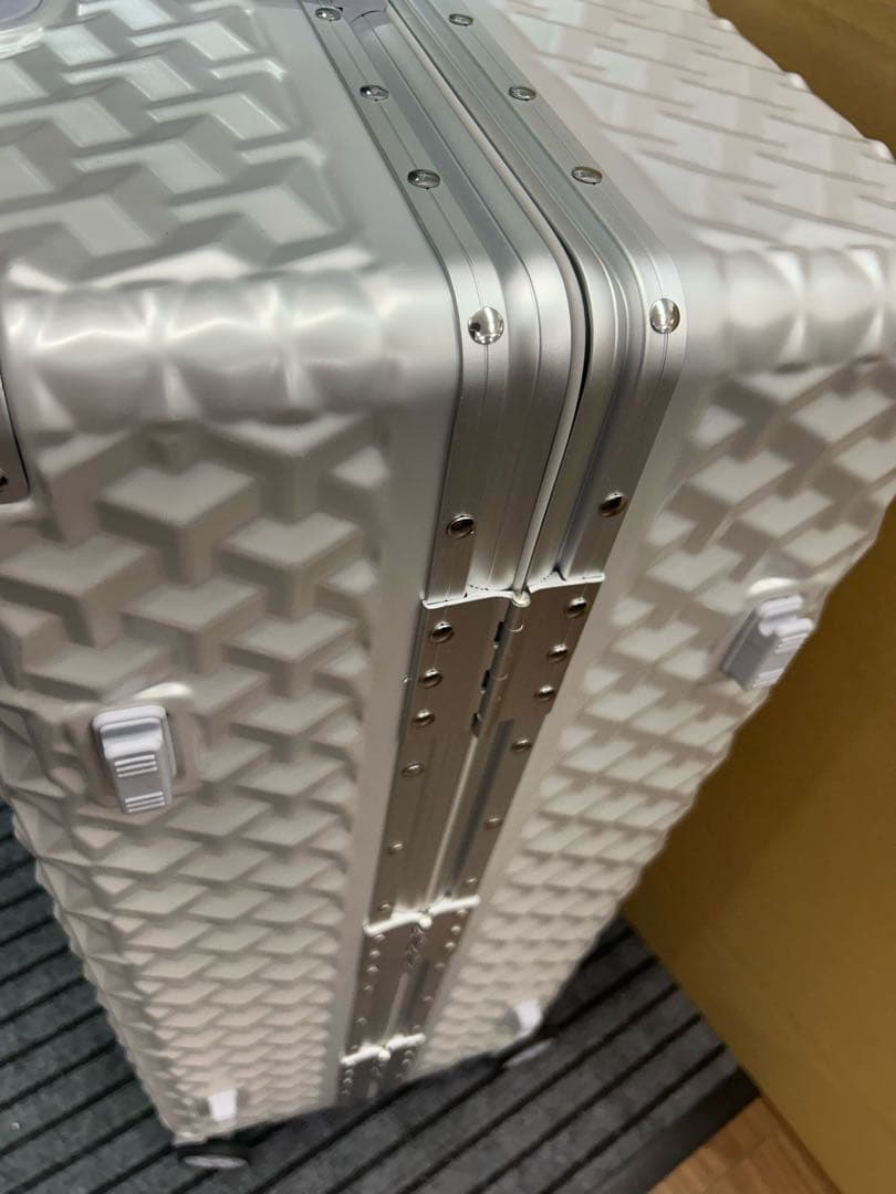 アルミフレーム　TSAロック付き 24インチ スーツケース