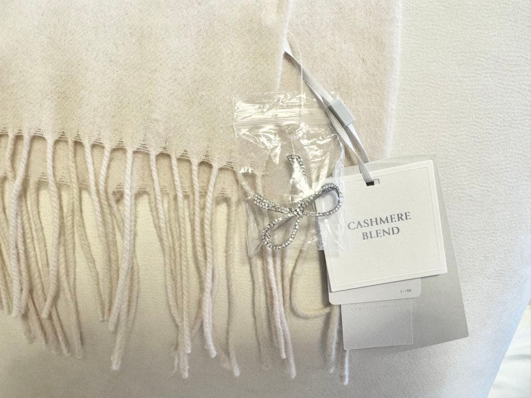 【セルフォード】ビジューブローチ付きカシミヤ混ストール