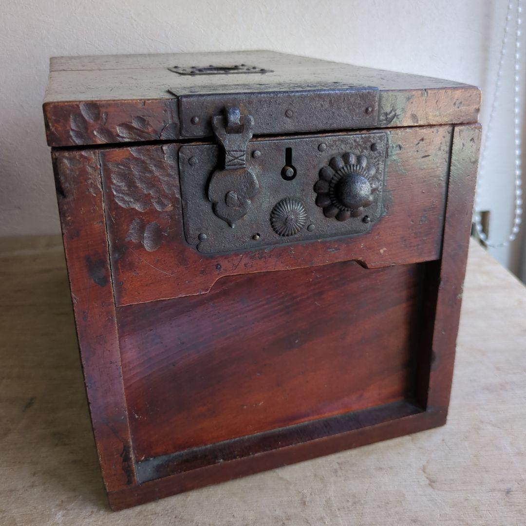 骨董 銭箱 木製 金具 物入 丁場 金庫 アンティーク 木箱 古道具 飾り金具