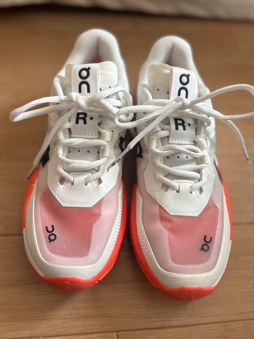 on R- テニスシューズ ホワイト/オレンジ/ピンク