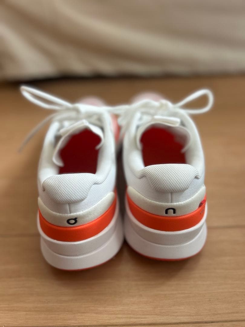 on R- テニスシューズ ホワイト/オレンジ/ピンク