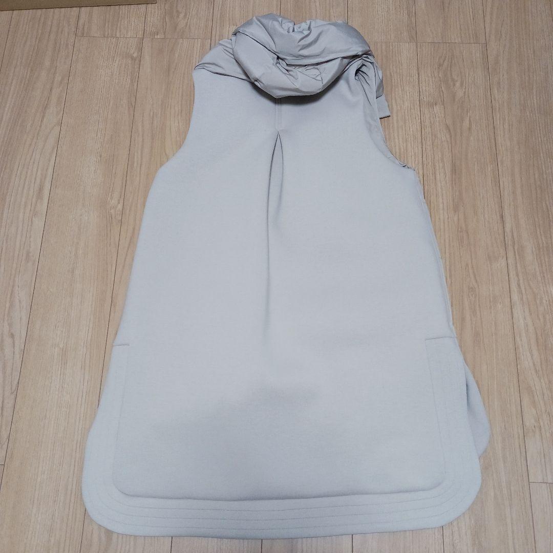 田中様　ベージュ フード付きダウンベスト　丈長め