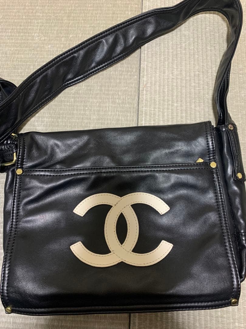 CHANEL 黒 ショルダーバッグ ロゴ入り