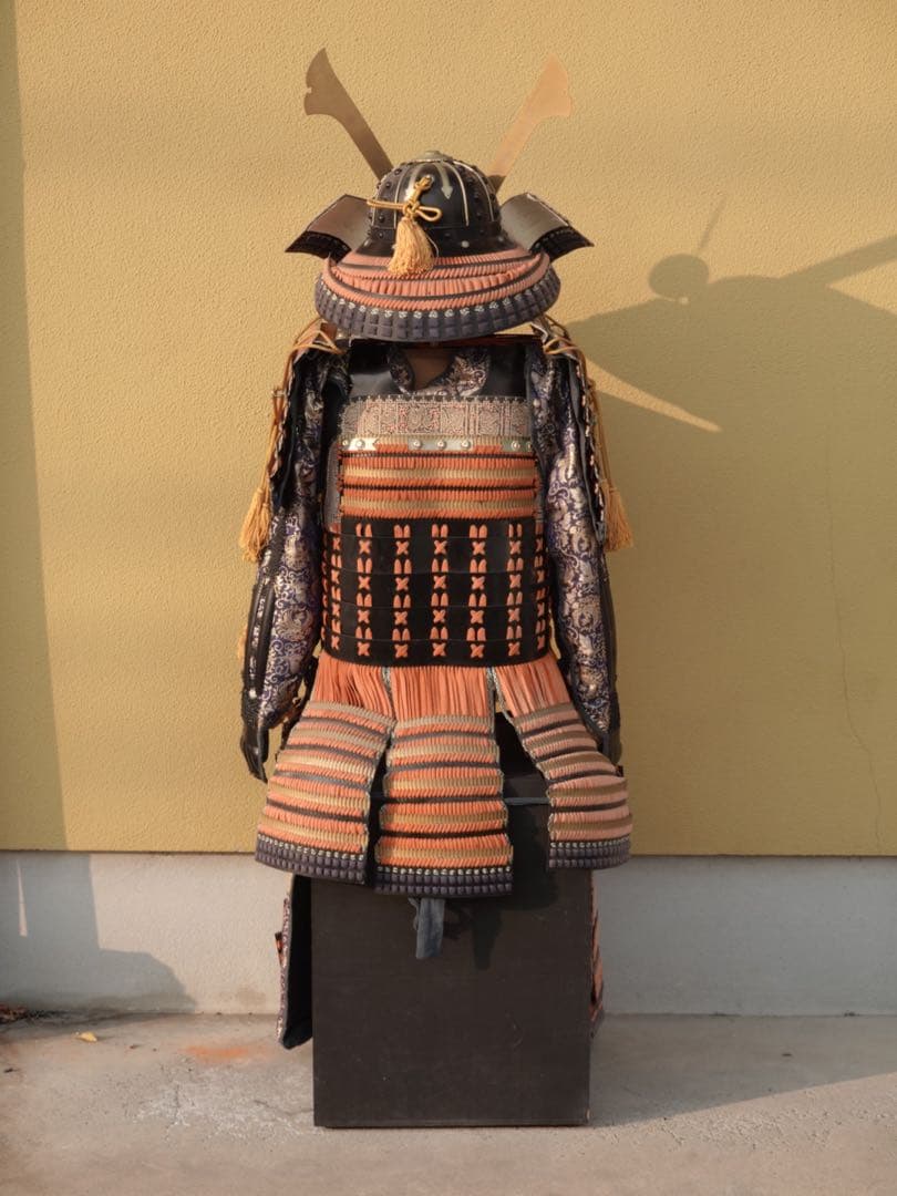 送料無料 等身大 現代甲冑 鎧 黒胴当世素掛 緋縅 具足一式 日本製 鎧立て付