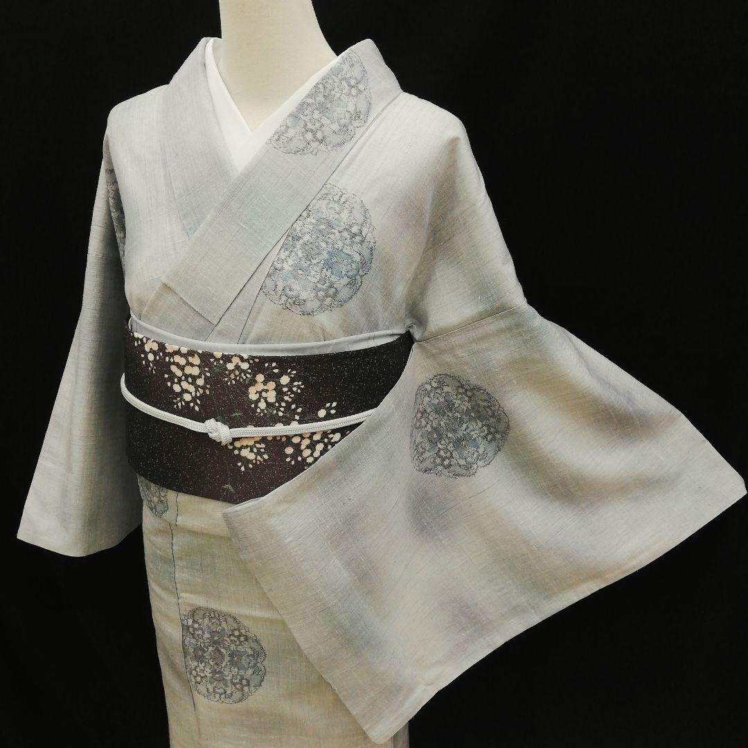 真綿紬(袷)　(織出し宝相華紋様　飛び柄　ぼかし　白鼠色系)