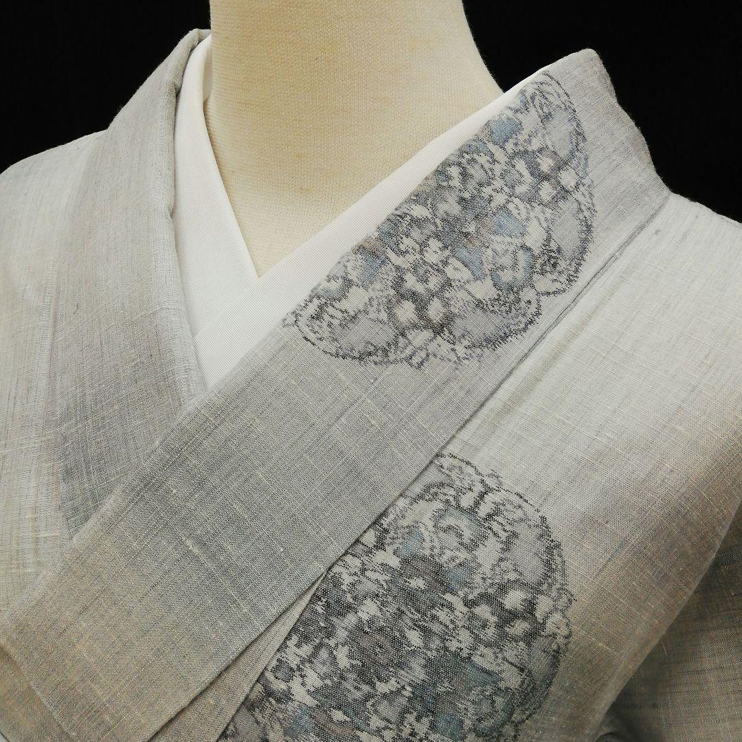 真綿紬(袷)　(織出し宝相華紋様　飛び柄　ぼかし　白鼠色系)