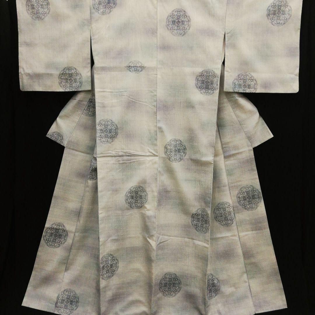 真綿紬(袷)　(織出し宝相華紋様　飛び柄　ぼかし　白鼠色系)