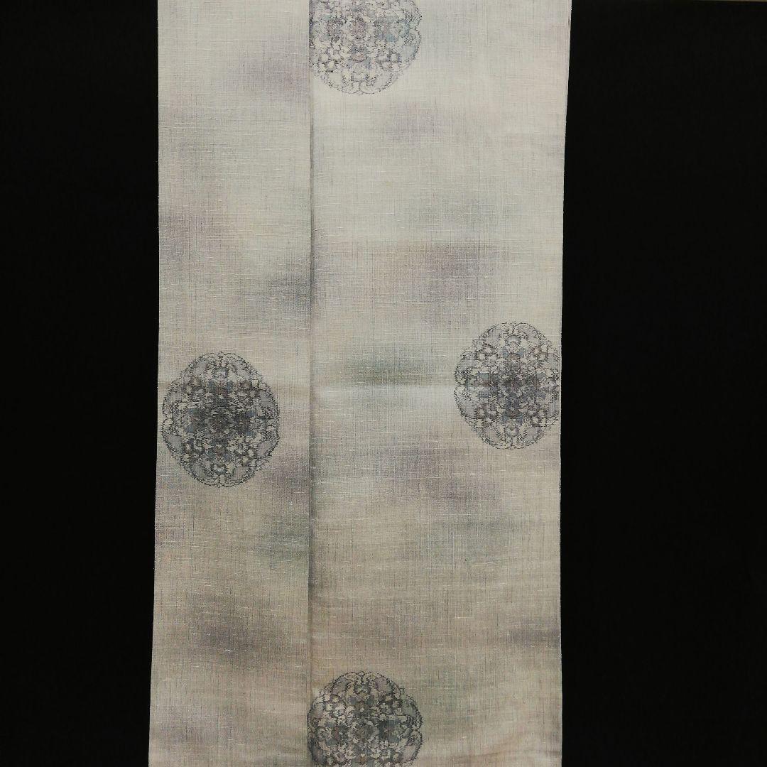 真綿紬(袷)　(織出し宝相華紋様　飛び柄　ぼかし　白鼠色系)