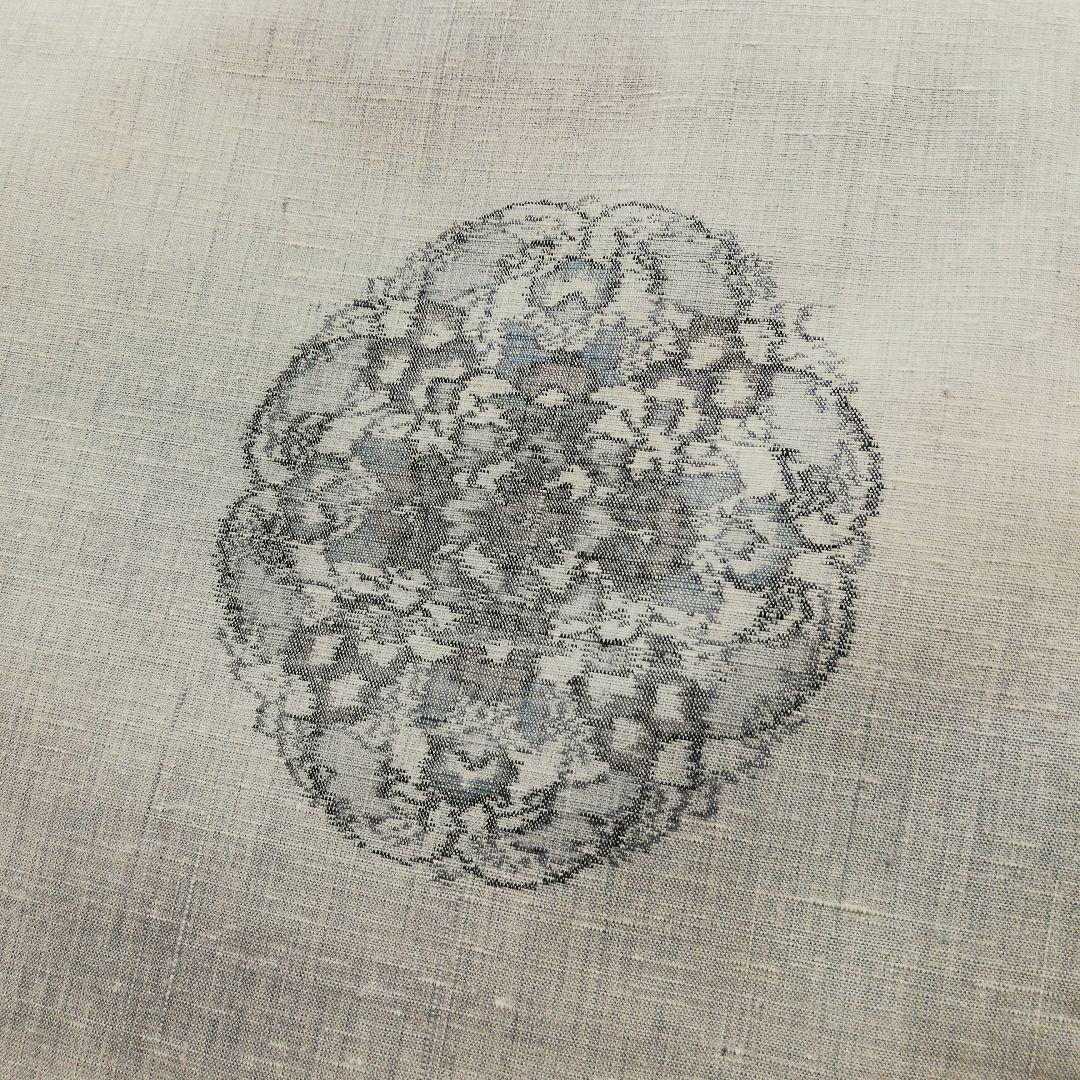 真綿紬(袷)　(織出し宝相華紋様　飛び柄　ぼかし　白鼠色系)