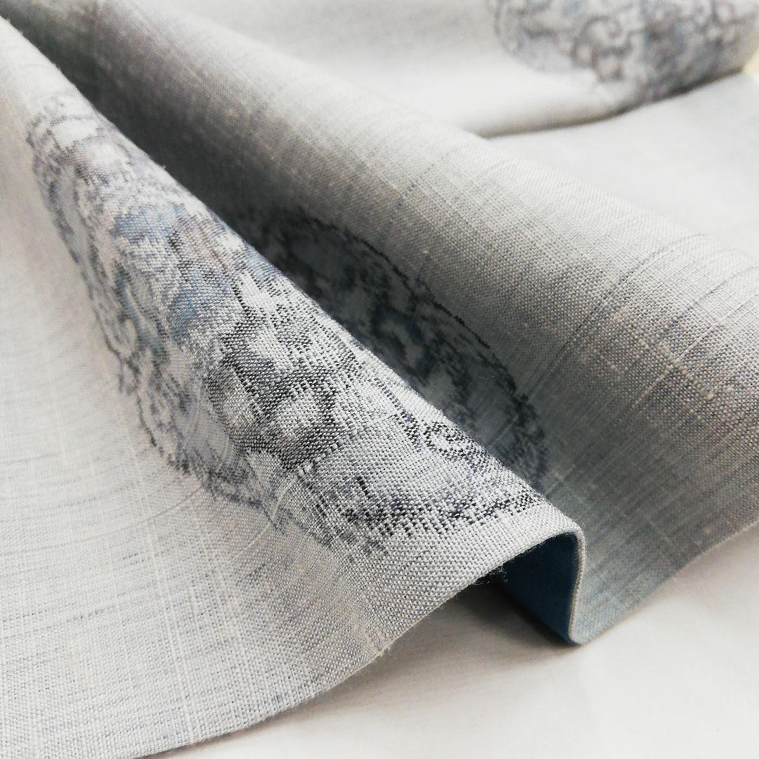 真綿紬(袷)　(織出し宝相華紋様　飛び柄　ぼかし　白鼠色系)